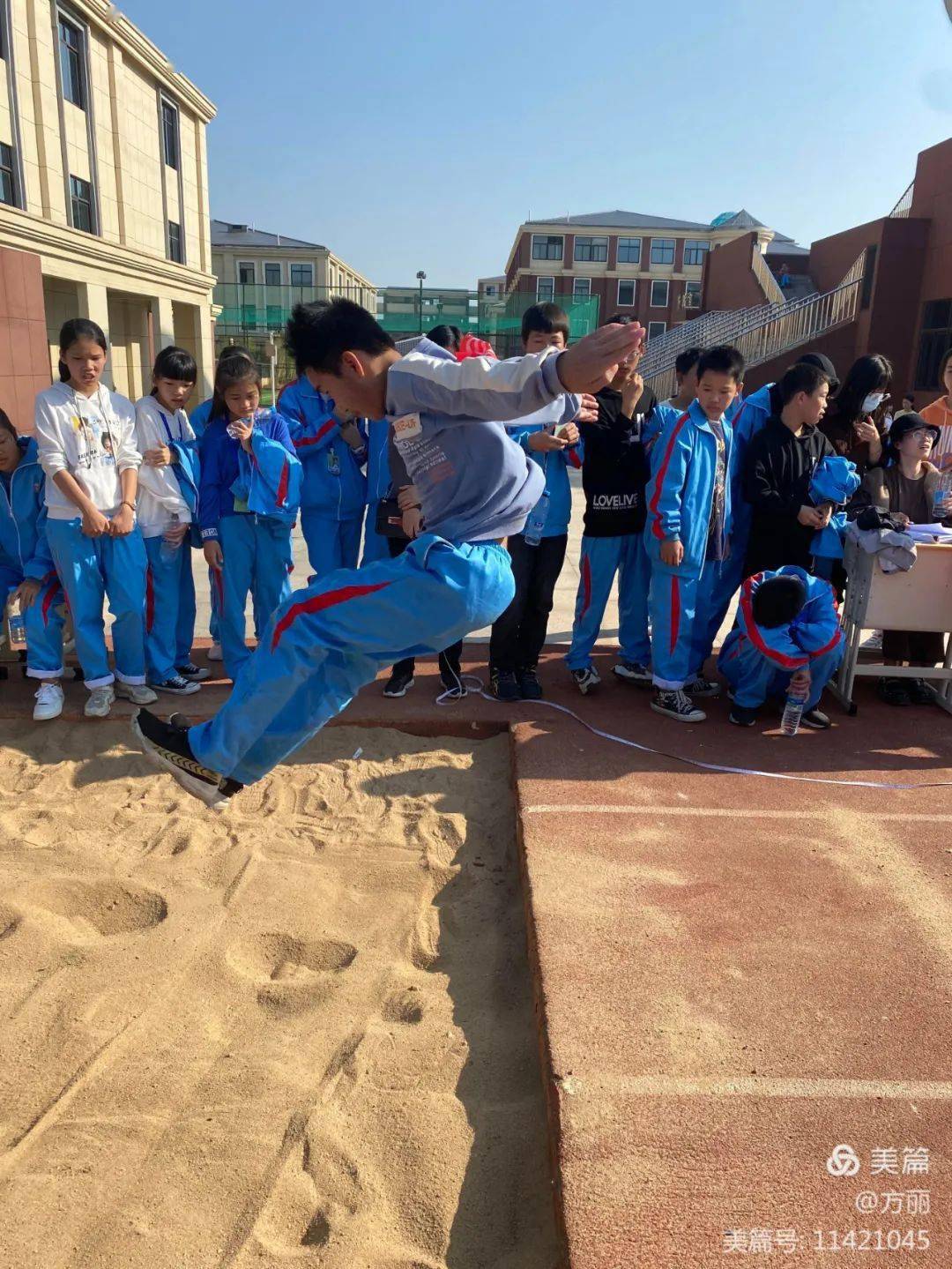 今晚里尔调整名单以备社区盾，回应争议环节打磨，赛场秩序良好，赛程密集仍需轮换